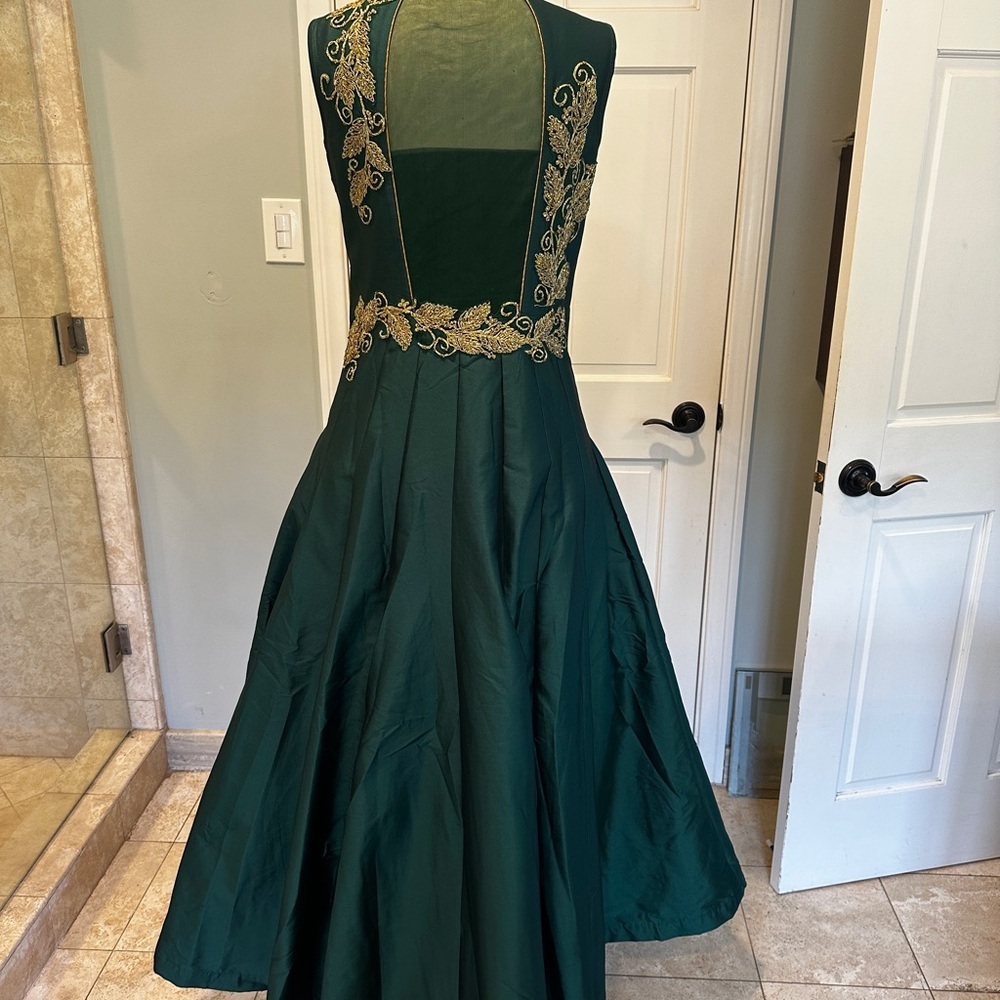 Beautiful emerald green custom made Indian bridal gown - Picture 5 of 13